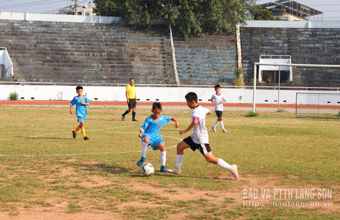 Trận thi đấu nội dung nhi đồng giữa đội Khánh Khê và đội Na Sầm