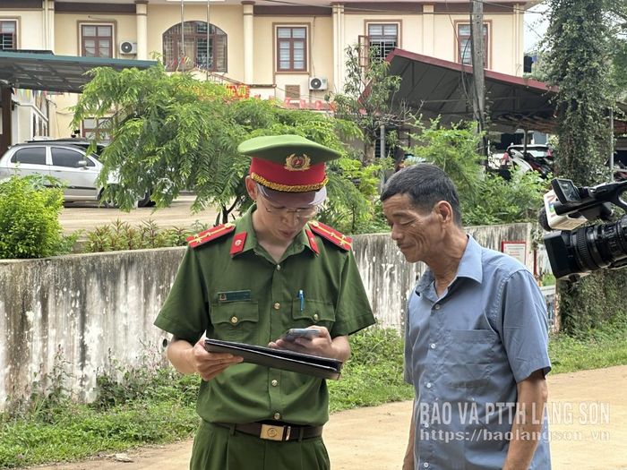 Công an xã Văn Lãng hướng dẫn người cao tuổi sử dụng điện thoại thông minh