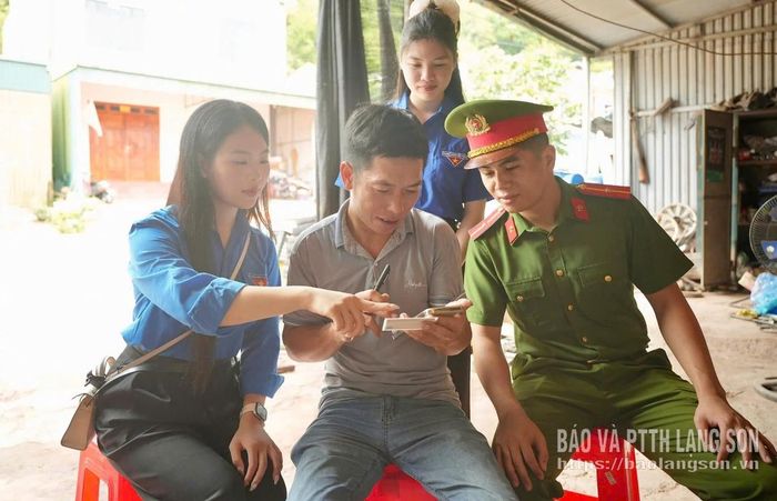 Đoàn viên, thanh niên hướng dẫn người dân xã Kiên Mộc thực hiện thủ tục hành chính trên cổng dịch vụ công