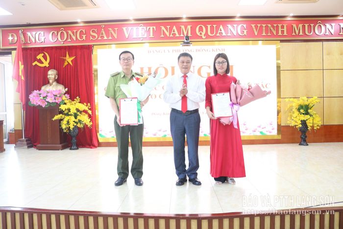 Đồng chí Phó Bí thư Thường trực Đảng ủy phường trao quyết định tiếp nhận tổ chức đảng, đảng viên cho hai chi bộ tại hội nghị