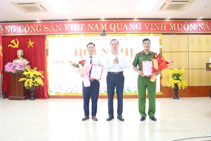 Đồng chí Phùng Quang Hội, Ủy viên Ban Thường vụ Tỉnh ủy, Bí thư Đảng ủy, Chủ tịch HĐND phường trao quyết định cho đồng chí Nguyễn Thành Duy và đồng chí Đào Hồng Châu