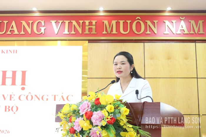 Trưởng Ban Xây dựng Đảng Đảng ủy phường công bố các quyết định tại hội nghị