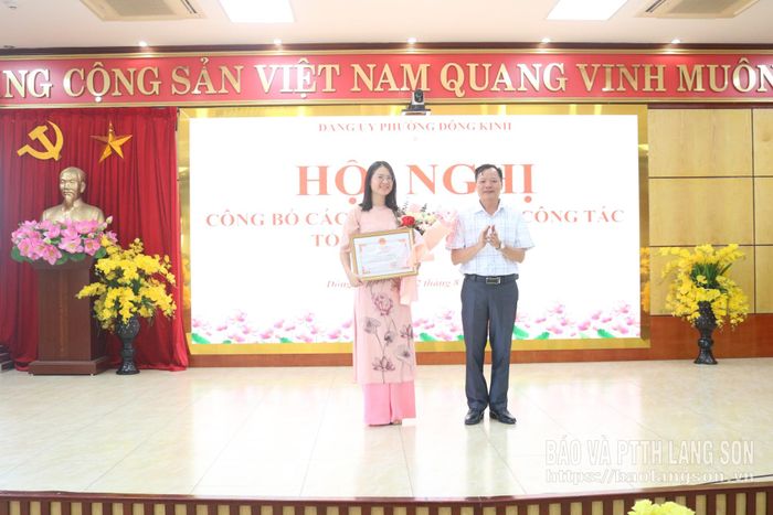 Lãnh đạo UBND phường trao giấy khen cho đồng chí Nguyễn Thị Minh Lý