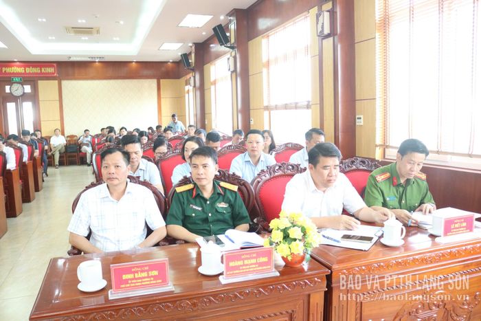Các đại biểu nghe quán triệt các văn bản tại hội nghị