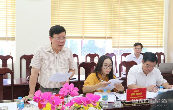 Ủy viên Ủy ban Kiểm tra Tỉnh ủy trình bày báo cáo tại kỳ họp