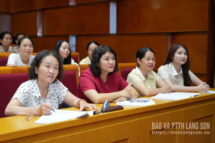 Các cán bộ, giáo viên tham gia hội nghị bồi dưỡng chính trị hè năm 2026