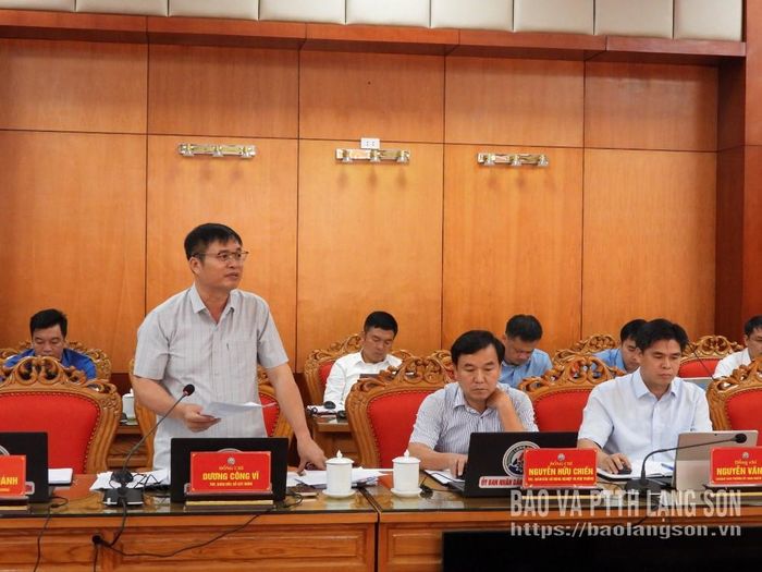 Lãnh đạo Sở Xây dựng phát biểu tại phiên họp
