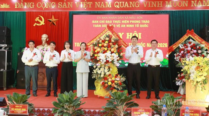 Các đồng chí lãnh đạo tỉnh tặng hoa chúc mừng ngày hội