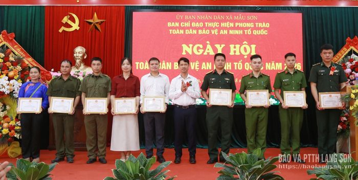 Lãnh đạo UBND xã Mẫu Sơn trao tặng Giấy khen cho các cá nhân