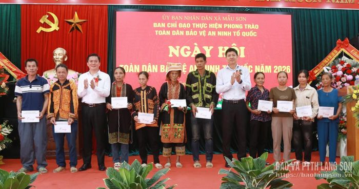 Các đồng chí lãnh đạo tỉnh trao tặng quà cho các gia đình chính sách, hộ có hoàn cảnh khó khăn tại ngày hội