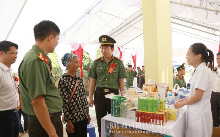 Lãnh đạo Công an tỉnh hỏi thăm người dân được khám, cấp phát thuốc miễn phí tại ngày hội