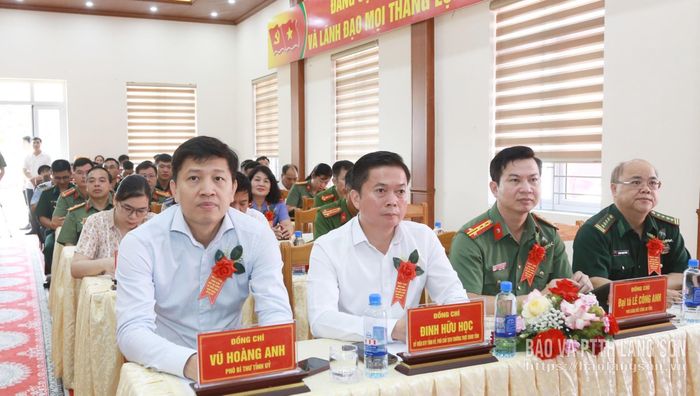 Lãnh đạo tỉnh và các đại biểu dự ngày hội