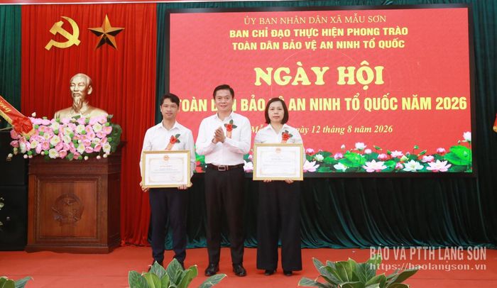 Đồng chí Phó Chủ tịch Thường trực UBND tỉnh trao Bằng khen cho các tập thể, cá nhân tại ngày hội