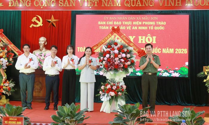 Lãnh đạo Công an tỉnh tặng hoa chúc mừng ngày hội