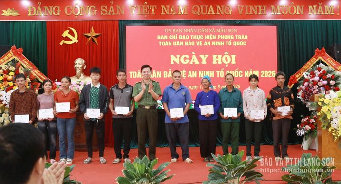 Lãnh đạo Công an tỉnh trao tặng quà cho người dân có hoàn cảnh khó khăn tại ngày hội