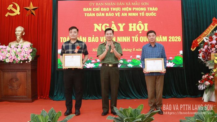 Lãnh đạo Công an tỉnh trao Giấy khen cho các tập thể, cá nhân tại ngày hội