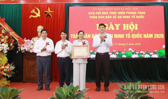 Thừa ủy quyền của lãnh đạo Bộ Công an, đồng chí Vũ Hoàng Anh, Phó Bí thư Tỉnh ủy trao Bằng khen của Bộ trưởng Bộ Công an cho Nhân dân và cán bộ xã Mẫu Sơn