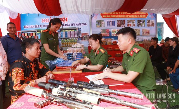 Người dân đến giao nộp vũ khí tại ngày hội