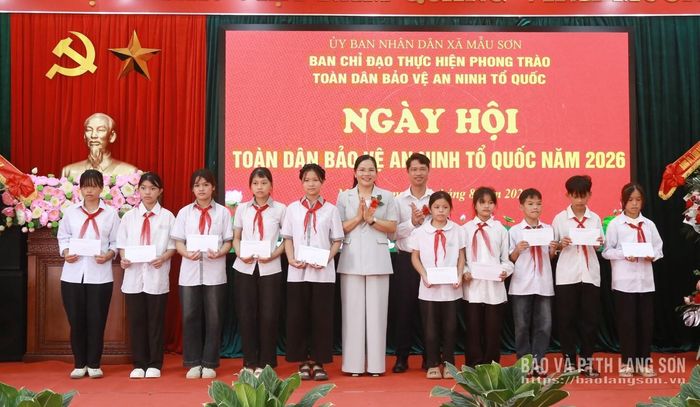Lãnh đạo xã Mẫu Sơn trao tặng quà cho các em học sinh có hoàn cảnh khó khăn tại ngày hội