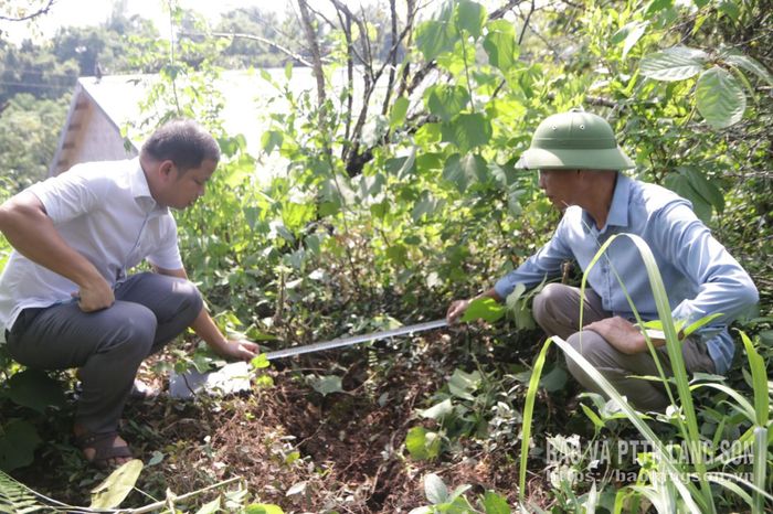 Thành viên đoàn công tác kiểm tra hiện trạng khu vực sạt lở 