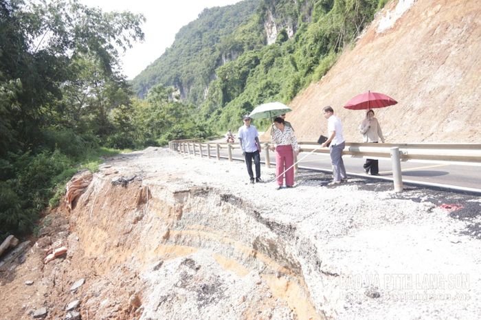 Đoàn công tác kiểm tra thực tế vị trí sạt lở 