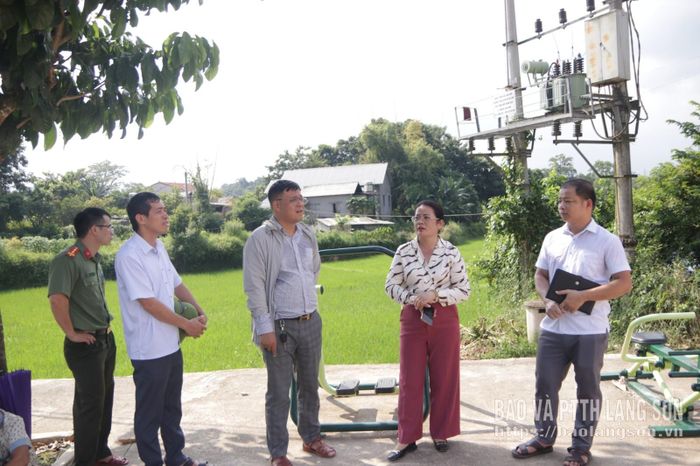 Đoàn công tác kiểm tra thực tế một số khu dân cư tại thôn An Hùng, xã Na Sầm