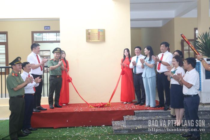 Các đại biểu tham dự nghi thức kéo băng khánh thành công trình
