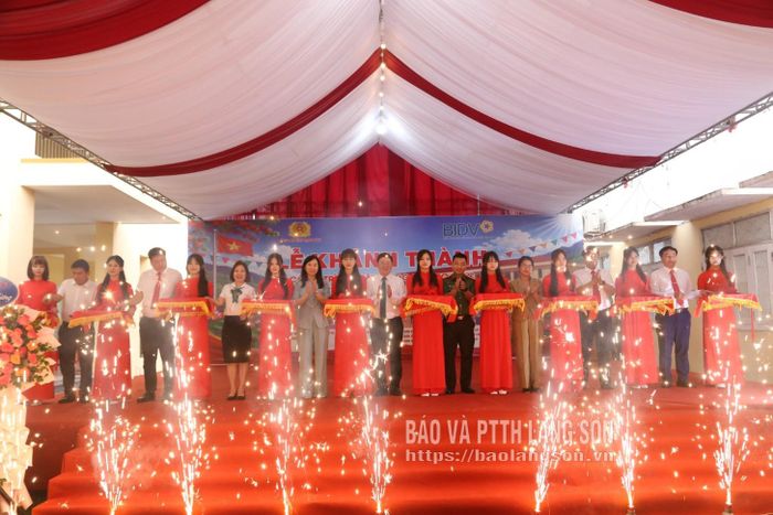 Các đại biểu cắt băng khánh thành công trình