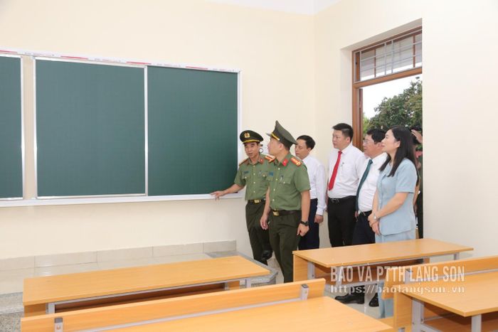 Các đại biểu tham quan công trình phòng học mới được xây dựng, bàn giao cho nhà trường