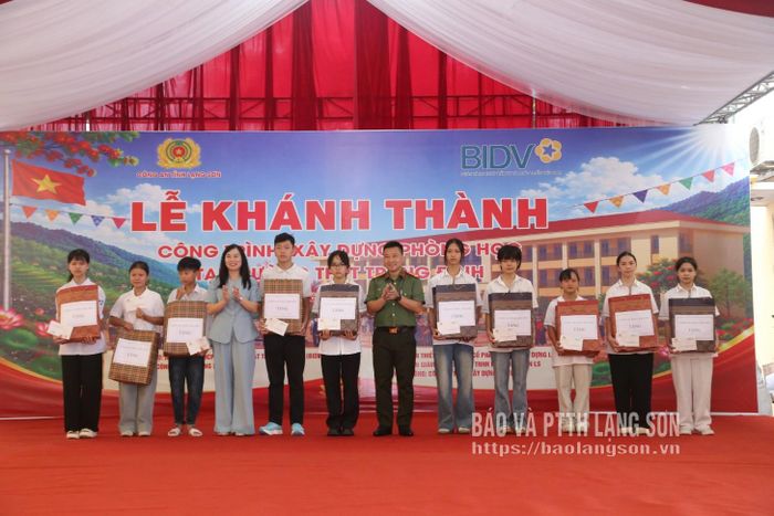 Đồng chí Phó Chủ tịch UBND tỉnh và lãnh đạo Công an tỉnh trao quà cho học sinh có hoàn cảnh khó khăn