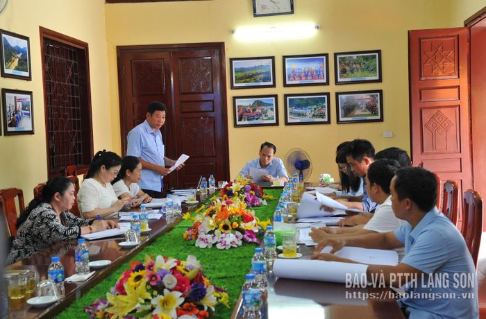 Lãnh đạo Bảo tàng tỉnh trình bày dự thảo lý lịch khoa học di tích Khu tưởng niệm đồng chí Hoàng Văn Thụ