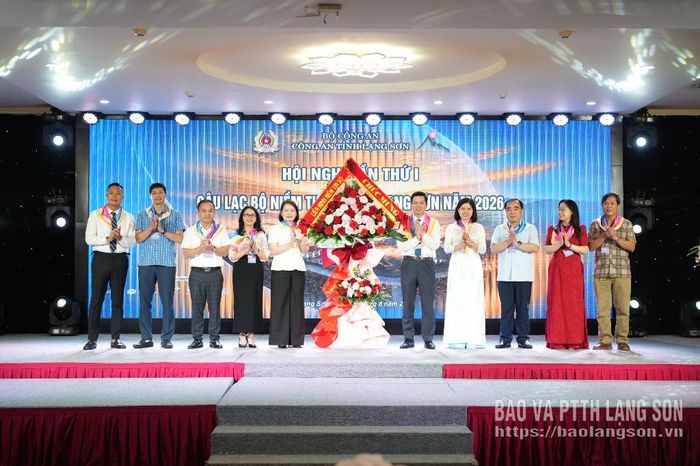 Đại diện Liên minh Niềm tin số Việt Nam tặng hoa chúc mừng cho Ban Chủ tịch, Tổ Thư ký CLB Niềm tin số tỉnh Lạng Sơn