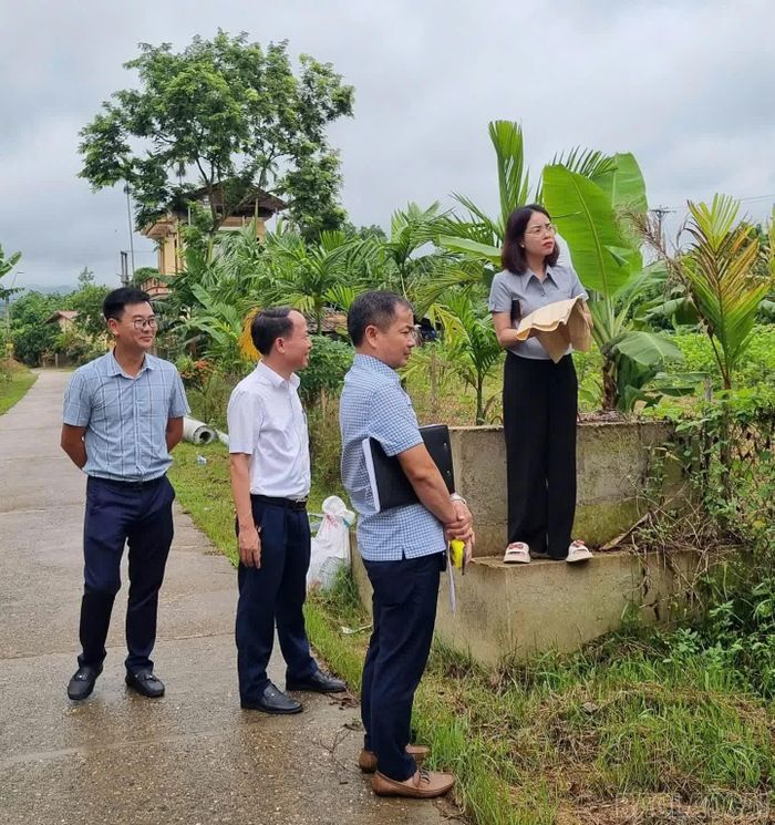 Đại diện Công ty Điện lực Lào Cai cùng chính quyền địa phương và các đơn vị liên quan kiểm tra thực địa, thống nhất phương án triển khai tại các vị trí còn vướng mắc.