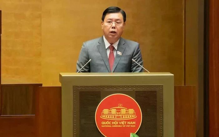Bộ trưởng Bộ Nội vụ Nguyễn Tiến Hải trình bày trước Quốc hội tờ trình về việc thành lập thành phố Quảng Ninh và thành lập thành phố Bắc Ninh. Ảnh: Quốc hội