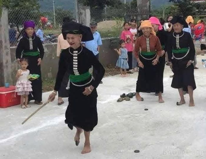  Trò chơi dân gian Tó Mắc Lẹ trong không gian vui Tết Xíp Xí. 