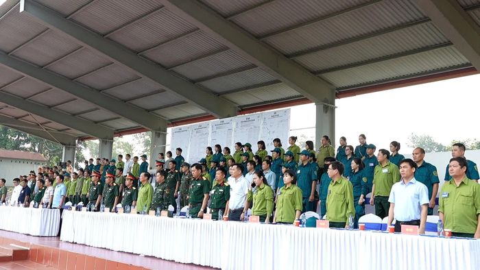 Đại biểu dự diễn tập phần thực binh thực hành bắn chiến đấu của lực lượng dân quân.