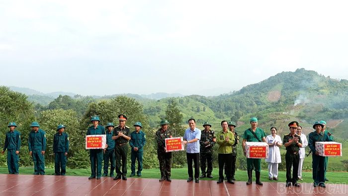 Khen thưởng các tập thể và cá nhân có thành tích xuất sắc trong công tác thực hành diễn tập tác chiến trong khu vực phòng thủ.