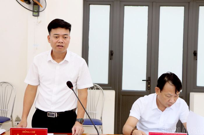 Lãnh đạo phường Văn Phú trao đổi, giải trình và làm rõ những nội dung Đoàn giám sát quan tâm.