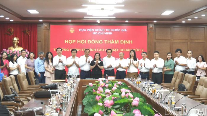 Hội đồng thẩm định chúc mừng tỉnh Lào Cai là trường đầu tiên cả nước đạt chuẩn mức 2.