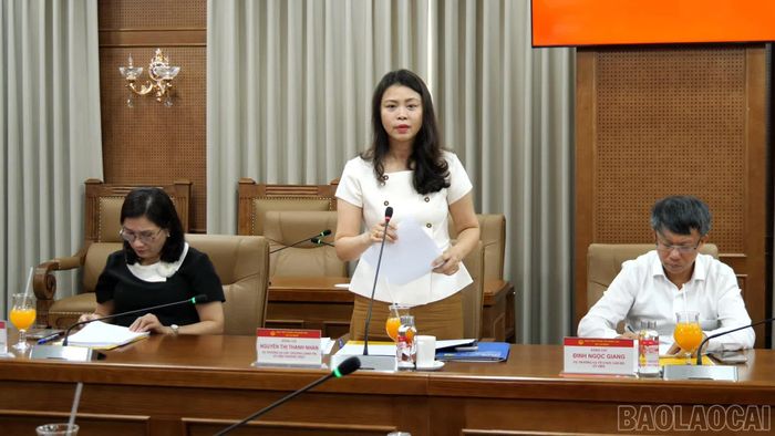 Thành viên Hội đồng thẩm định báo cáo kết quả rà soát thực hiện tiêu chí tại Trường Chính trị tỉnh Lào Cai.