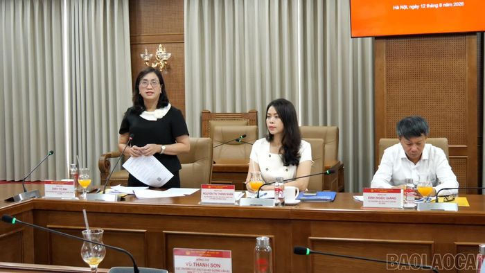 Thành viên Hội đồng thẩm định tham gia ý kiến tại cuộc họp.