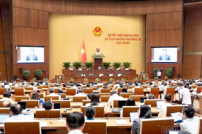 Toàn cảnh phiên họp tại hội trường sáng 12/8.