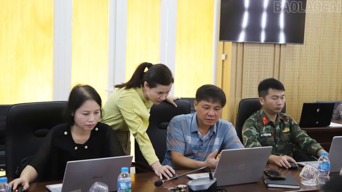Đại diện Văn phòng Đảng ủy xã hướng dẫn đại biểu thao tác, sử dụng Hệ thống theo dõi, giám sát tiến độ thực hiện nhiệm vụ của Tỉnh ủy.