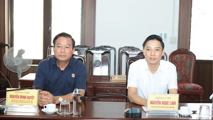 Đại biểu dự buổi trao hỗ trợ.