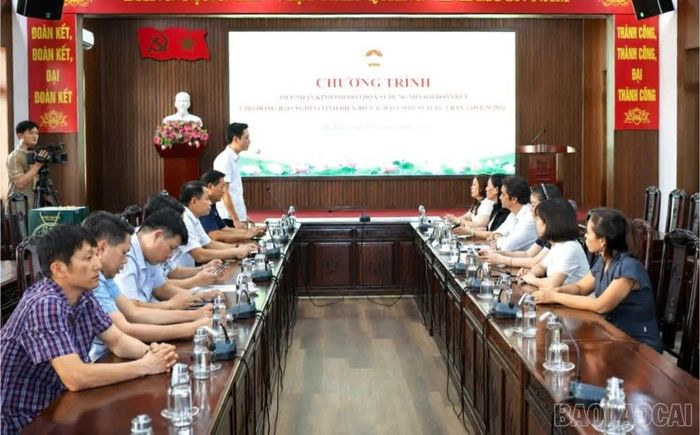 Quang cảnh buổi trao hỗ trợ.