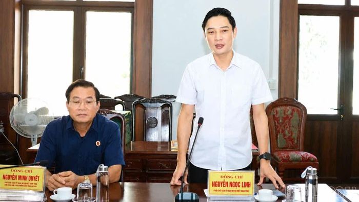 Đồng chí Nguyễn Ngọc Linh thông tin nhanh về tình hình thiên tai trên địa bàn.