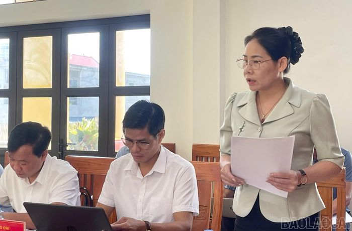 Đồng chí Nông Thu Hà - Bí thư Đảng ủy xã Khánh Hòa báo cáo nhanh kết quả với đoàn công tác.