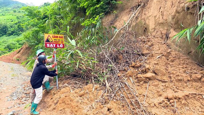 Cắm biển cảnh báo nguy hiểm tại khu vực sạt lở.