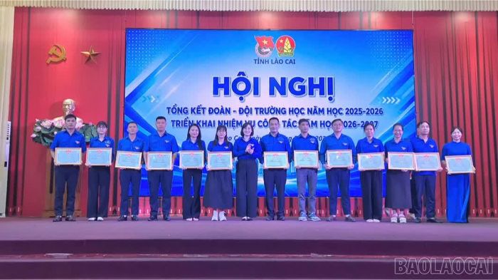 Các tập thể và cá nhân có thành tích xuất sắc được khen thưởng tại hội nghị.