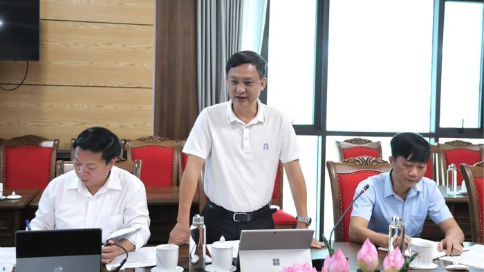 Lãnh đạo Phòng Kinh tế xã Văn Bàn báo cáo kết quả tham mưu, triển khai công tác bồi thường, hỗ trợ và tái định cư trên địa bàn.